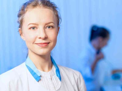 Woman doctor in a white bathrobe in modern laboratory Наркологическая клиника в Москве вызов нарколога на дом